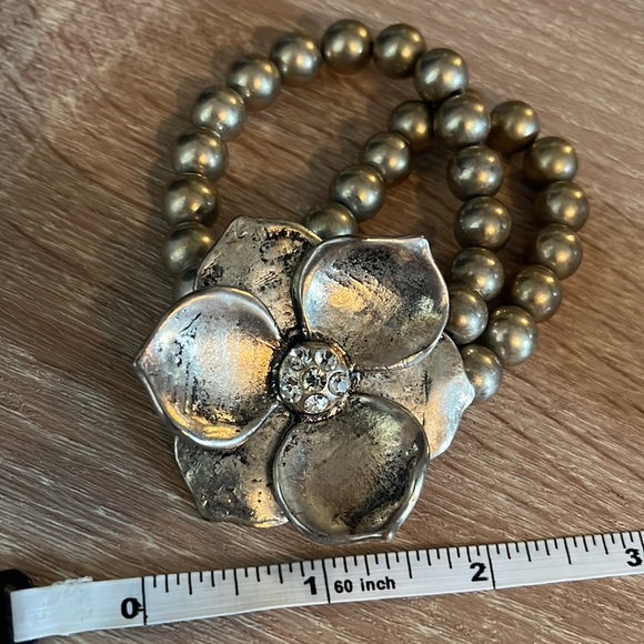 Faux pearl flower bracelet - Picture 5 of 5